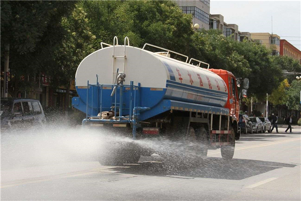 连续阴雨天气，空气湿润路面潮湿，但为什么洒水车仍旧还要上路作业