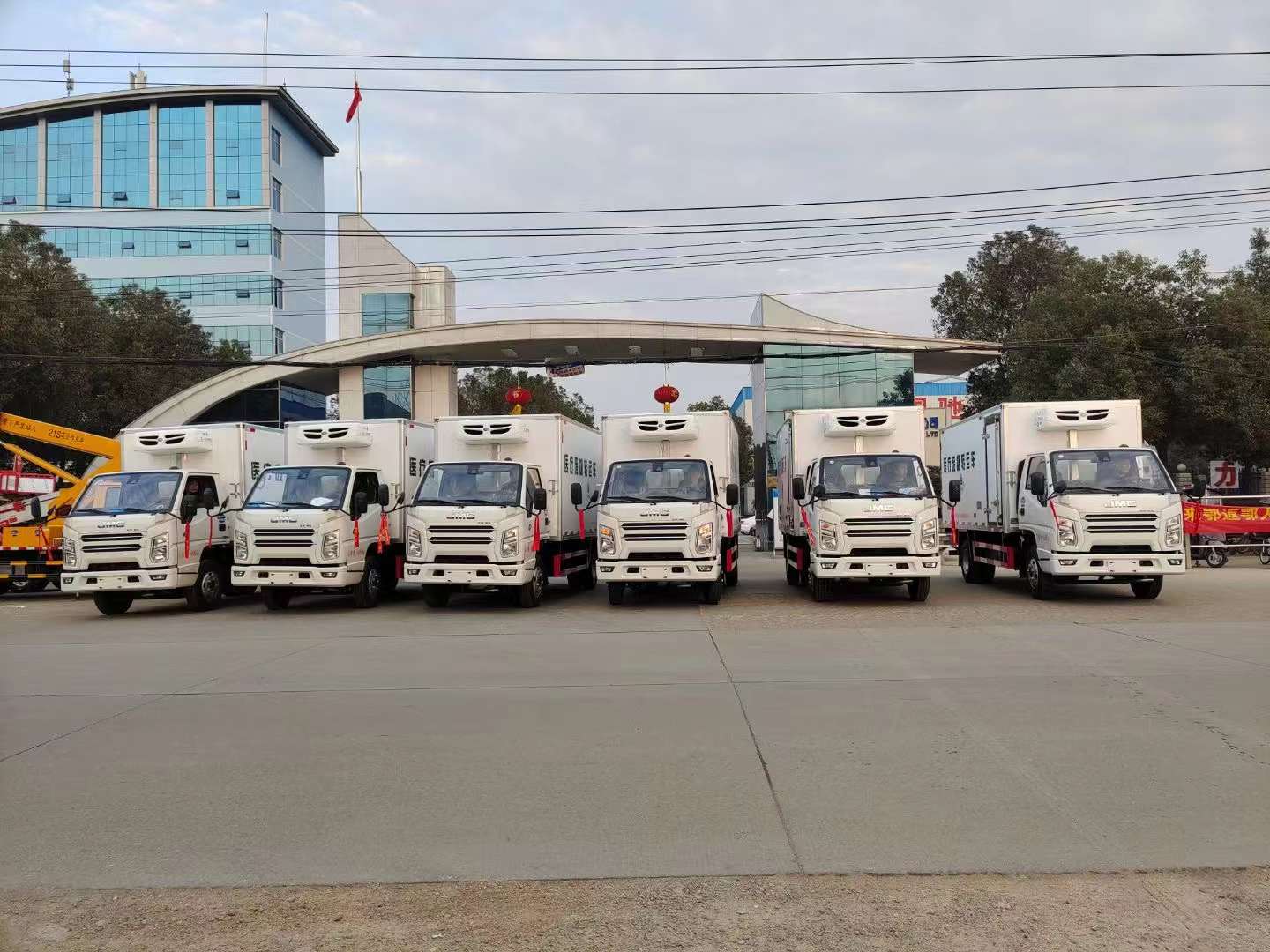 疫情肆虐全国，救护车，核酸检测车，医疗废物转运车厂家加班加点